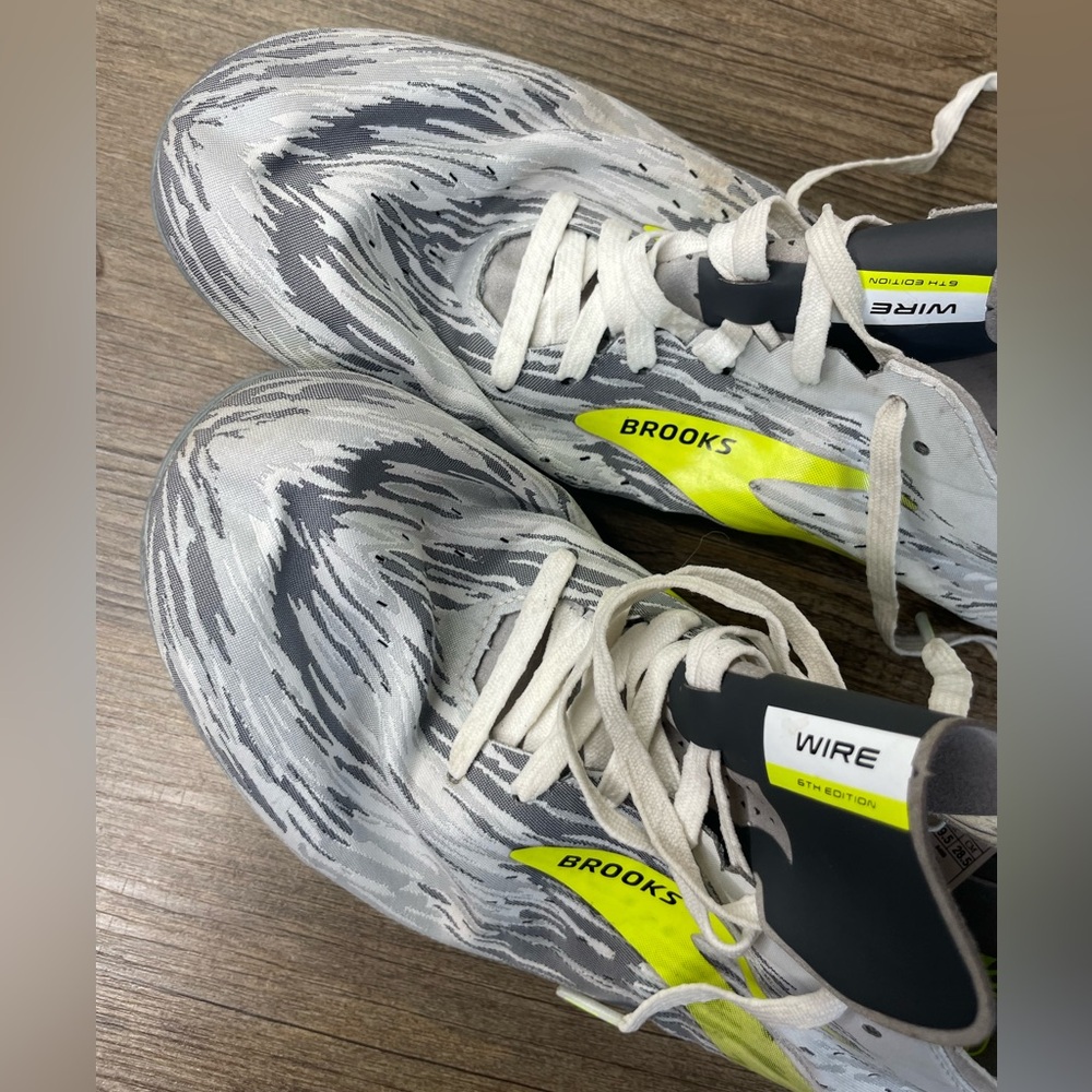 Brooks Unisex V6 Wire Grey White Neon Yellow Track Running Shoes, size 10.5